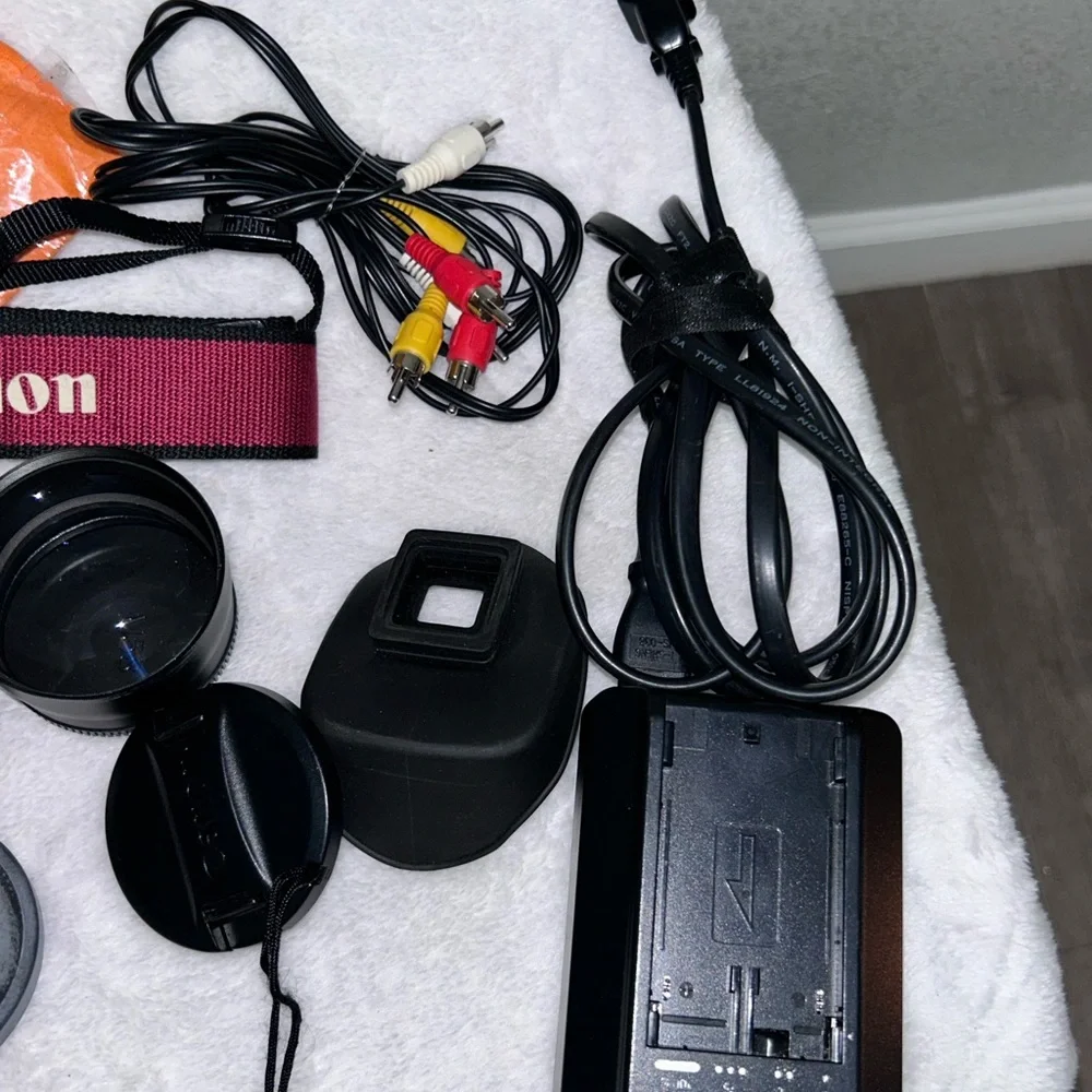 CANON DM-XM2 E - 3CCD DIGITAL VIDEO CAMCORDER XM2 PAL (TURNS ON) UNTESTED